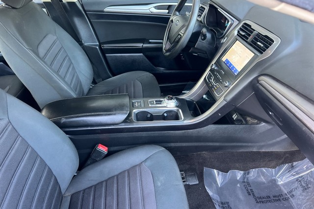 Ford Fusion Hybrid Vehicle Full-screen Gallery Image 17