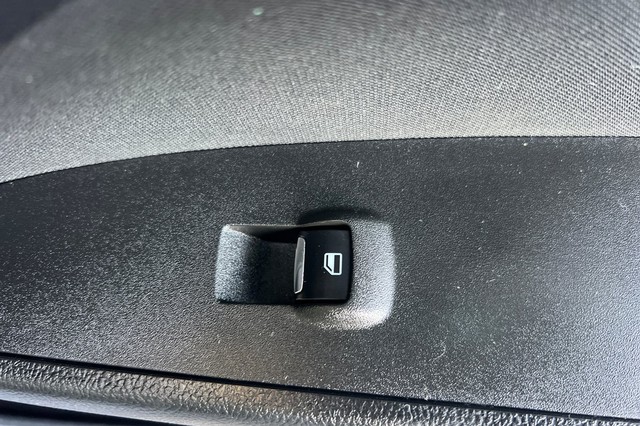 Ford Fusion Hybrid Vehicle Full-screen Gallery Image 19