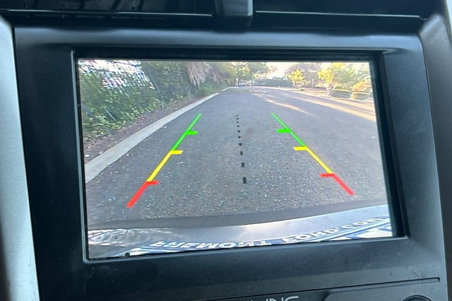 Ford Fusion Hybrid Vehicle Full-screen Gallery Image 24