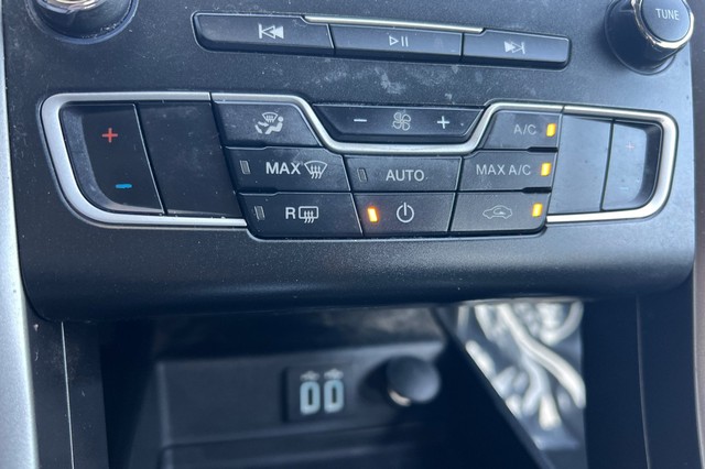 Ford Fusion Hybrid Vehicle Full-screen Gallery Image 25