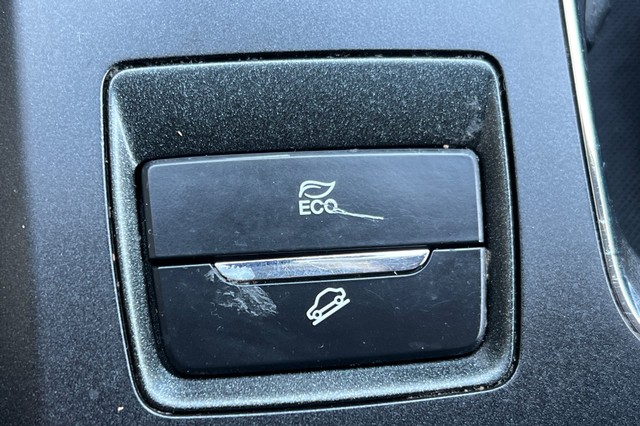 Ford Fusion Hybrid Vehicle Full-screen Gallery Image 28