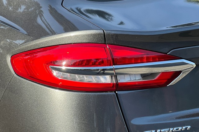 Ford Fusion Hybrid Vehicle Full-screen Gallery Image 46