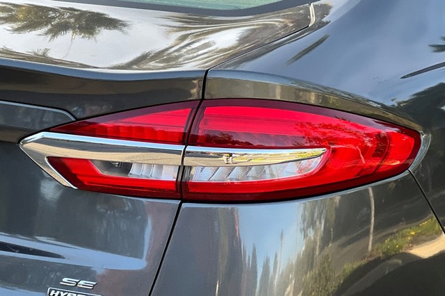 Ford Fusion Hybrid Vehicle Full-screen Gallery Image 48