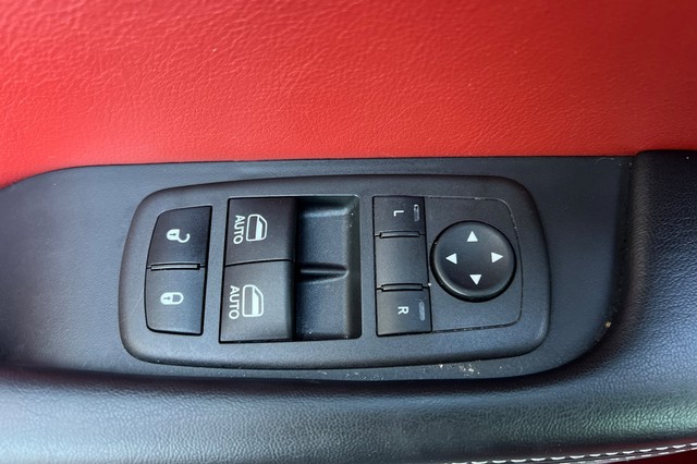 Dodge Challenger Vehicle Full-screen Gallery Image 10