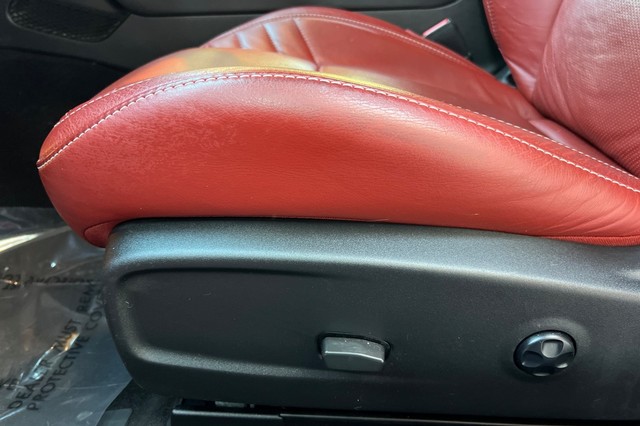 Dodge Challenger Vehicle Full-screen Gallery Image 12