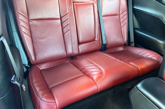 Dodge Challenger Vehicle Full-screen Gallery Image 16