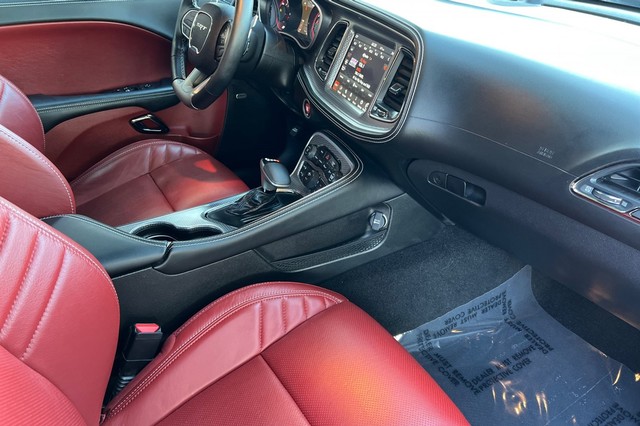 Dodge Challenger Vehicle Full-screen Gallery Image 17