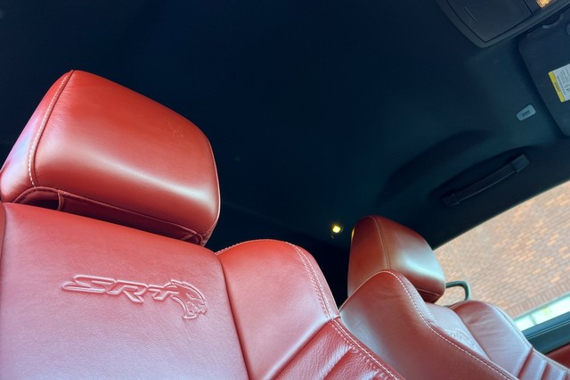 Dodge Challenger Vehicle Full-screen Gallery Image 18