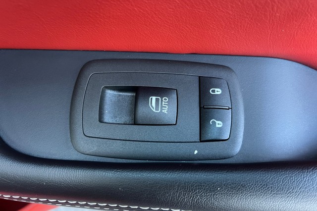 Dodge Challenger Vehicle Full-screen Gallery Image 19