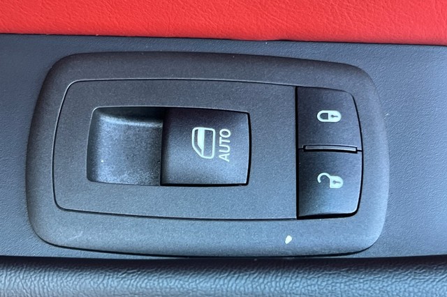 Dodge Challenger Vehicle Full-screen Gallery Image 20