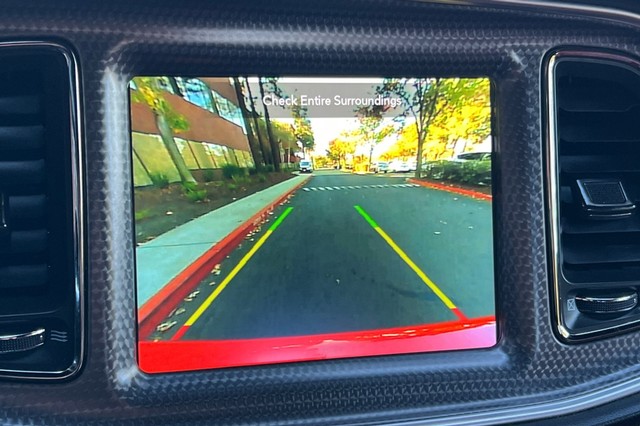 Dodge Challenger Vehicle Full-screen Gallery Image 24