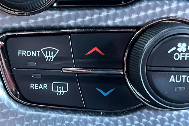 Dodge Challenger Vehicle Full-screen Gallery Image 26