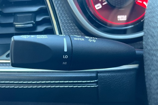 Dodge Challenger Vehicle Full-screen Gallery Image 34