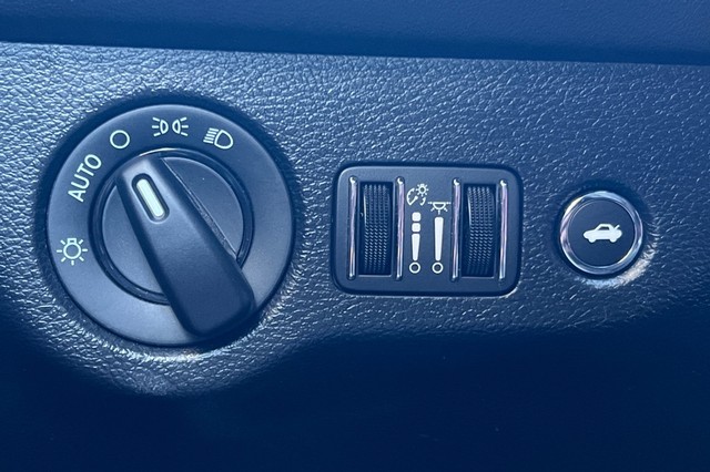 Dodge Challenger Vehicle Full-screen Gallery Image 38