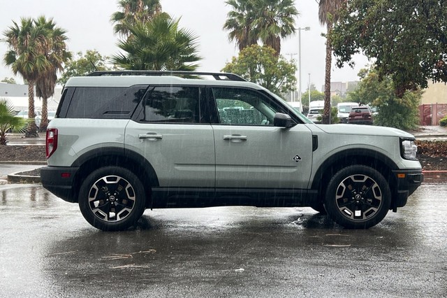 Ford Bronco Sport Vehicle Full-screen Gallery Image 02