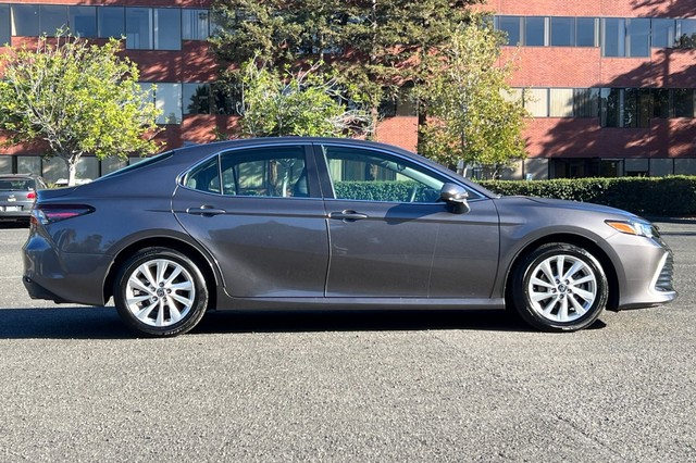 Toyota Camry Vehicle Full-screen Gallery Image 02