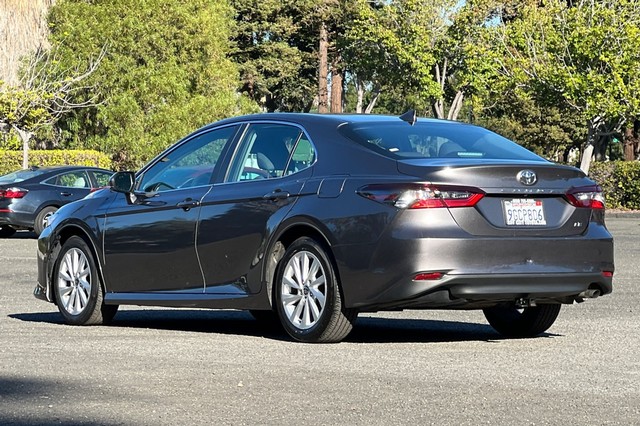 Toyota Camry Vehicle Full-screen Gallery Image 05