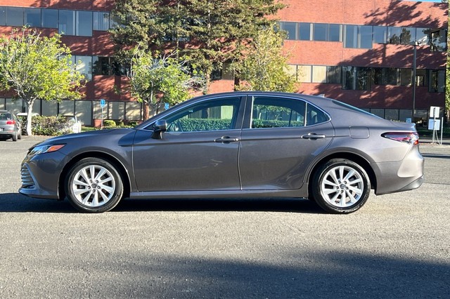 Toyota Camry Vehicle Full-screen Gallery Image 06