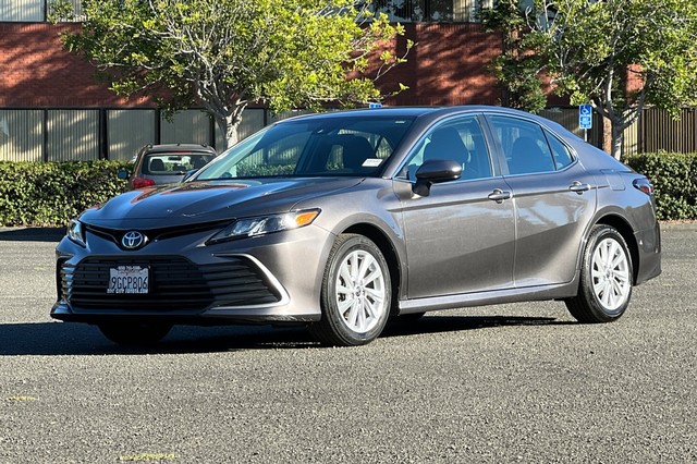 Toyota Camry Vehicle Full-screen Gallery Image 07