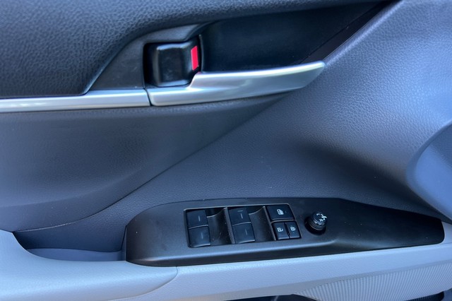 Toyota Camry Vehicle Full-screen Gallery Image 10