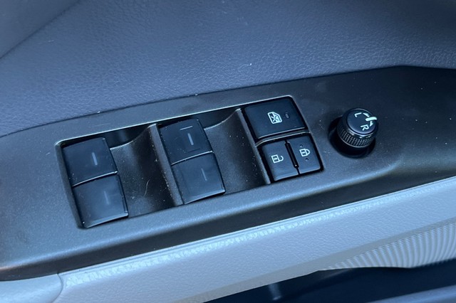 Toyota Camry Vehicle Full-screen Gallery Image 11