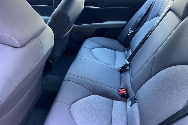 Toyota Camry Vehicle Full-screen Gallery Image 13