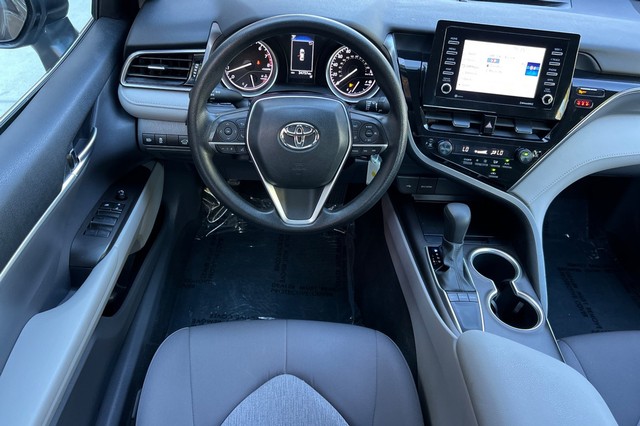 Toyota Camry Vehicle Full-screen Gallery Image 15