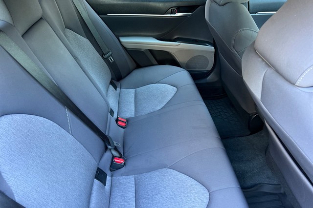 Toyota Camry Vehicle Full-screen Gallery Image 16