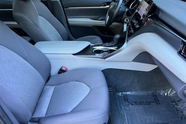 Toyota Camry Vehicle Full-screen Gallery Image 17