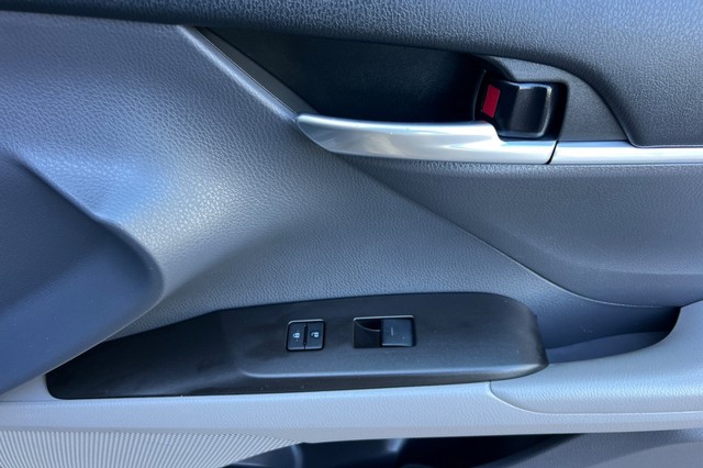 Toyota Camry Vehicle Full-screen Gallery Image 19