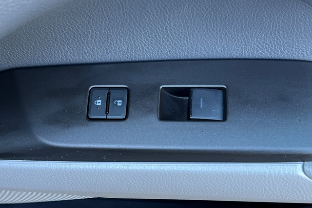 Toyota Camry Vehicle Full-screen Gallery Image 20