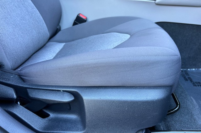 Toyota Camry Vehicle Full-screen Gallery Image 21