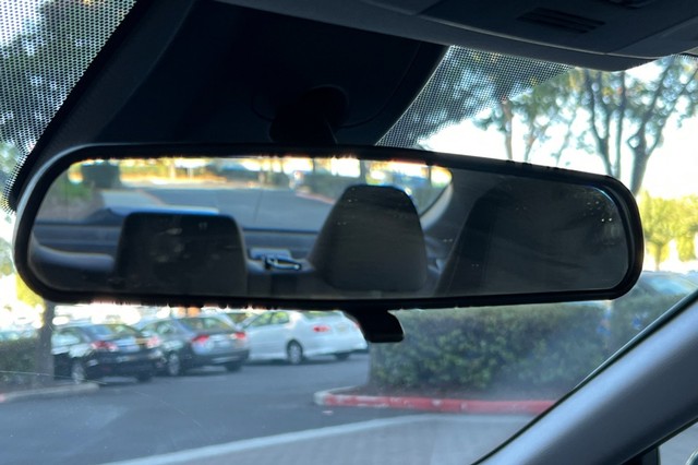 Toyota Camry Vehicle Full-screen Gallery Image 23