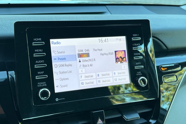 Toyota Camry Vehicle Full-screen Gallery Image 24