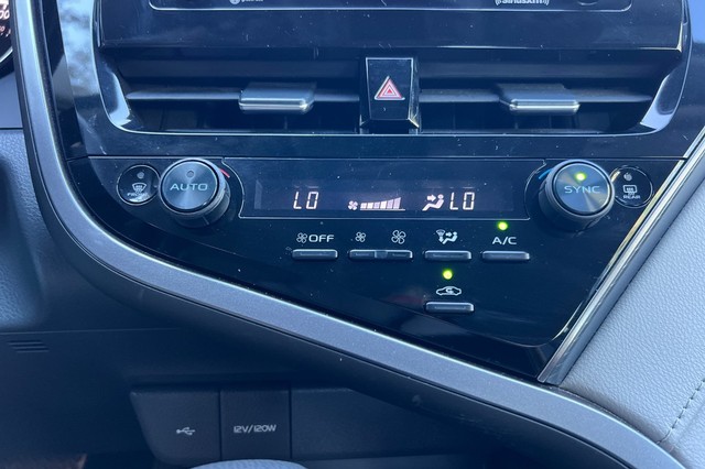 Toyota Camry Vehicle Full-screen Gallery Image 26