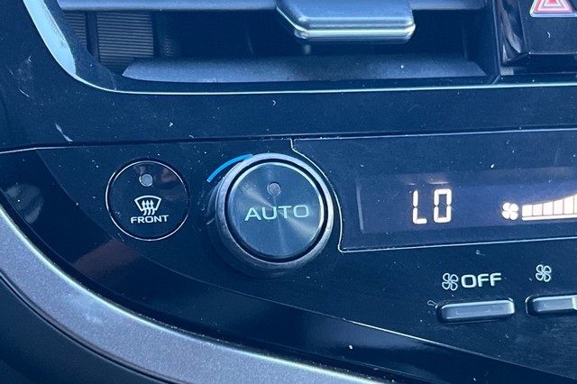 Toyota Camry Vehicle Full-screen Gallery Image 27