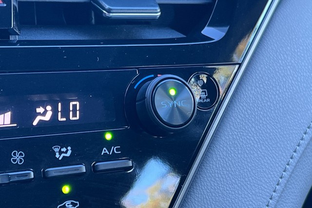 Toyota Camry Vehicle Full-screen Gallery Image 28