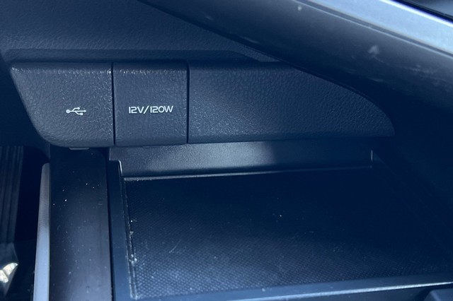 Toyota Camry Vehicle Full-screen Gallery Image 29