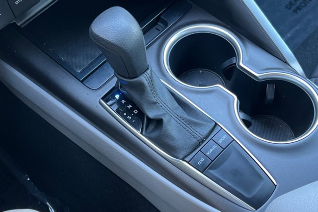 Toyota Camry Vehicle Full-screen Gallery Image 31