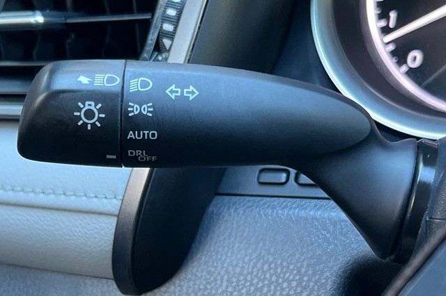 Toyota Camry Vehicle Full-screen Gallery Image 34