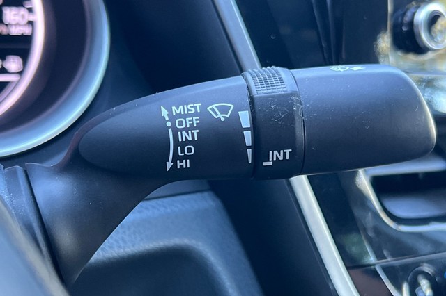 Toyota Camry Vehicle Full-screen Gallery Image 36