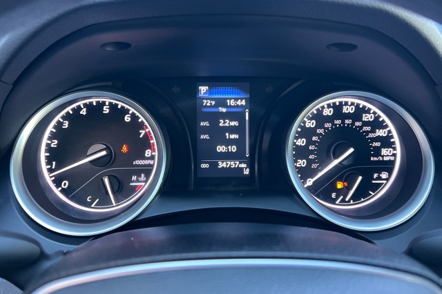 Toyota Camry Vehicle Full-screen Gallery Image 37