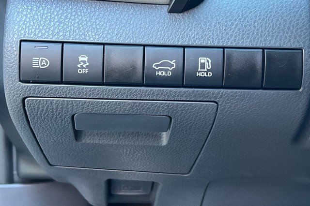 Toyota Camry Vehicle Full-screen Gallery Image 39