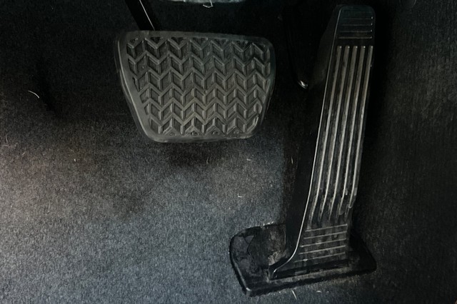 Toyota Camry Vehicle Full-screen Gallery Image 40