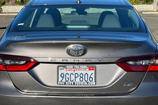 Toyota Camry Vehicle Full-screen Gallery Image 45