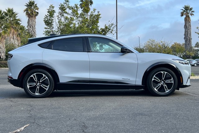 Ford Mustang Mach-E Vehicle Full-screen Gallery Image 02