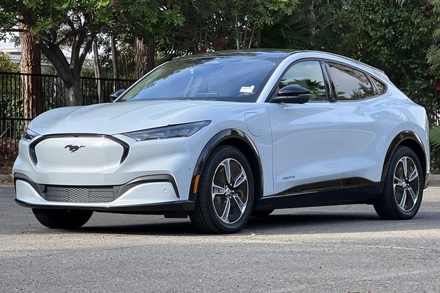 Ford Mustang Mach-E Vehicle Full-screen Gallery Image 08