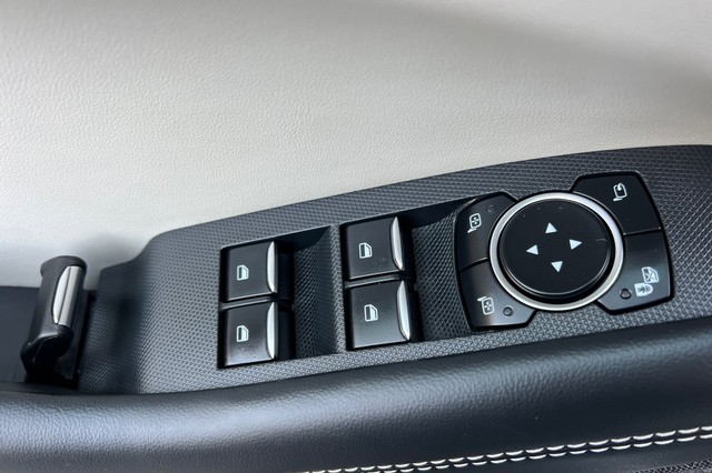 Ford Mustang Mach-E Vehicle Full-screen Gallery Image 11