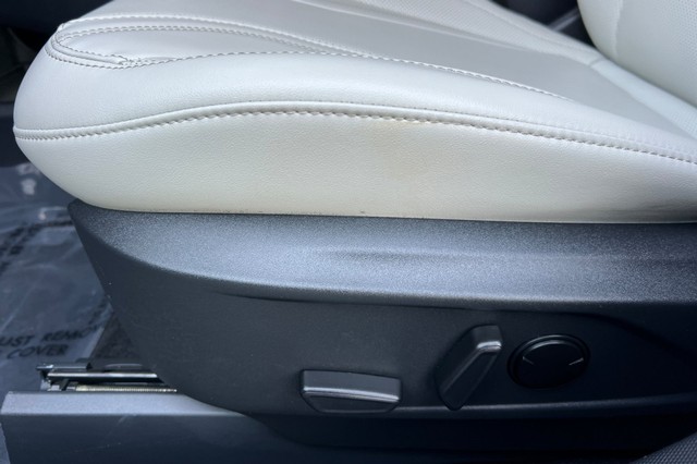 Ford Mustang Mach-E Vehicle Full-screen Gallery Image 13