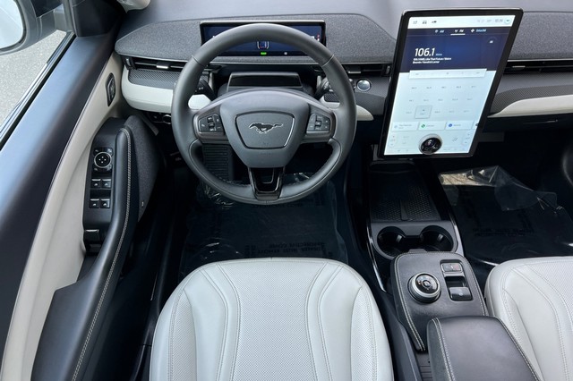 Ford Mustang Mach-E Vehicle Full-screen Gallery Image 16